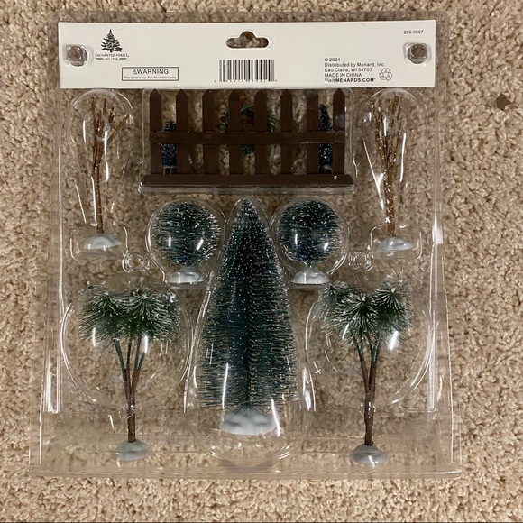 8 pack Christmas Village Accessories - Picture 5 of 5